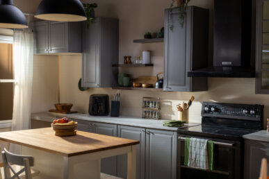 Prep-kitchen-studio Filming kitchen Toronto – Commercial fridge and professional appliances for food content creation